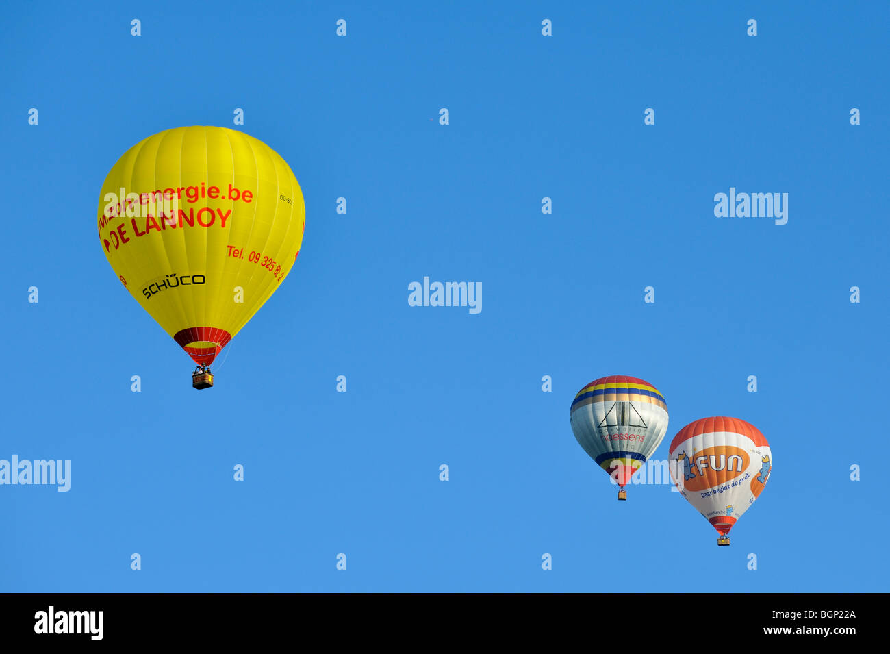 Aérostiers / Aéronautes battant avec les ballons à air chaud au cours de la réunion de la montgolfière Banque D'Images