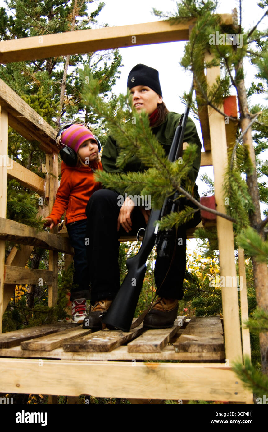 Une femme et un enfant la chasse, la Suède. Banque D'Images
