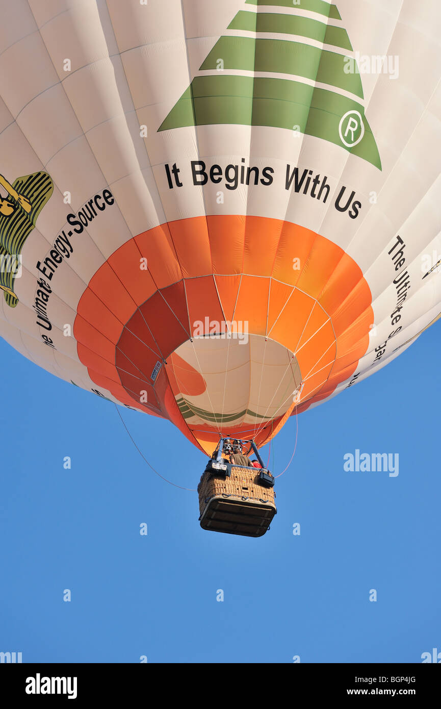 Aérostiers / Aéronautes décollent avec ballon à air chaud au cours de la réunion de la montgolfière Banque D'Images