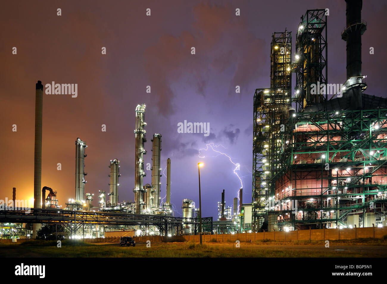 Au cours de la foudre orage au-dessus de l'industrie pétrochimique dans le port d'anvers la nuit, Belgique Banque D'Images