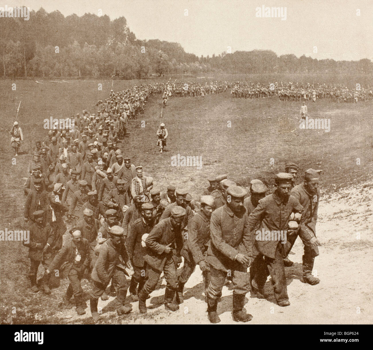 Les soldats allemands capturés sur le front de l'Ouest sont ont marché vers l'arrière pour les camps de prisonniers de guerre. Banque D'Images