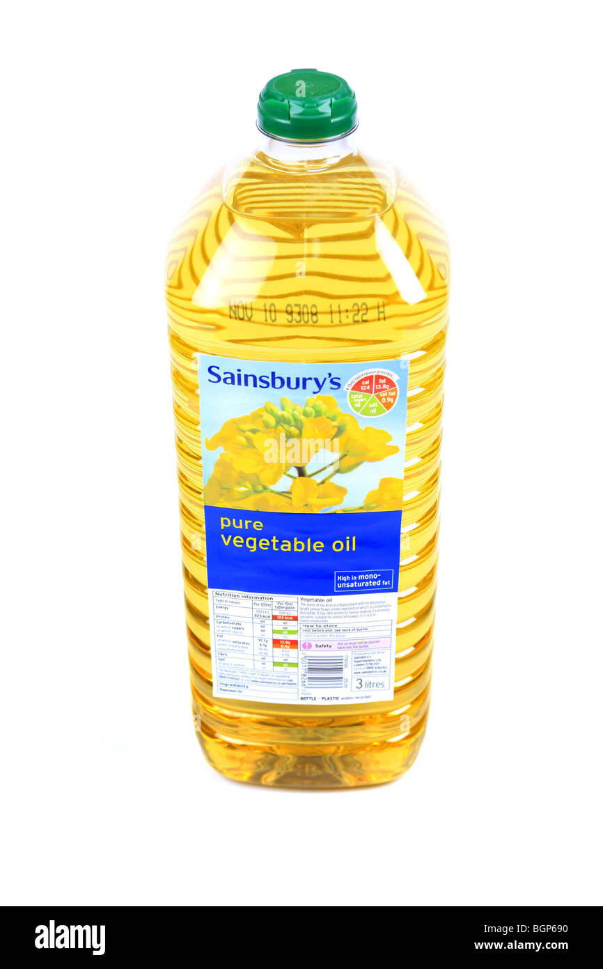 Sainsbury's l'huile végétale pure dans une bouteille en plastique sur un fond blanc. Banque D'Images