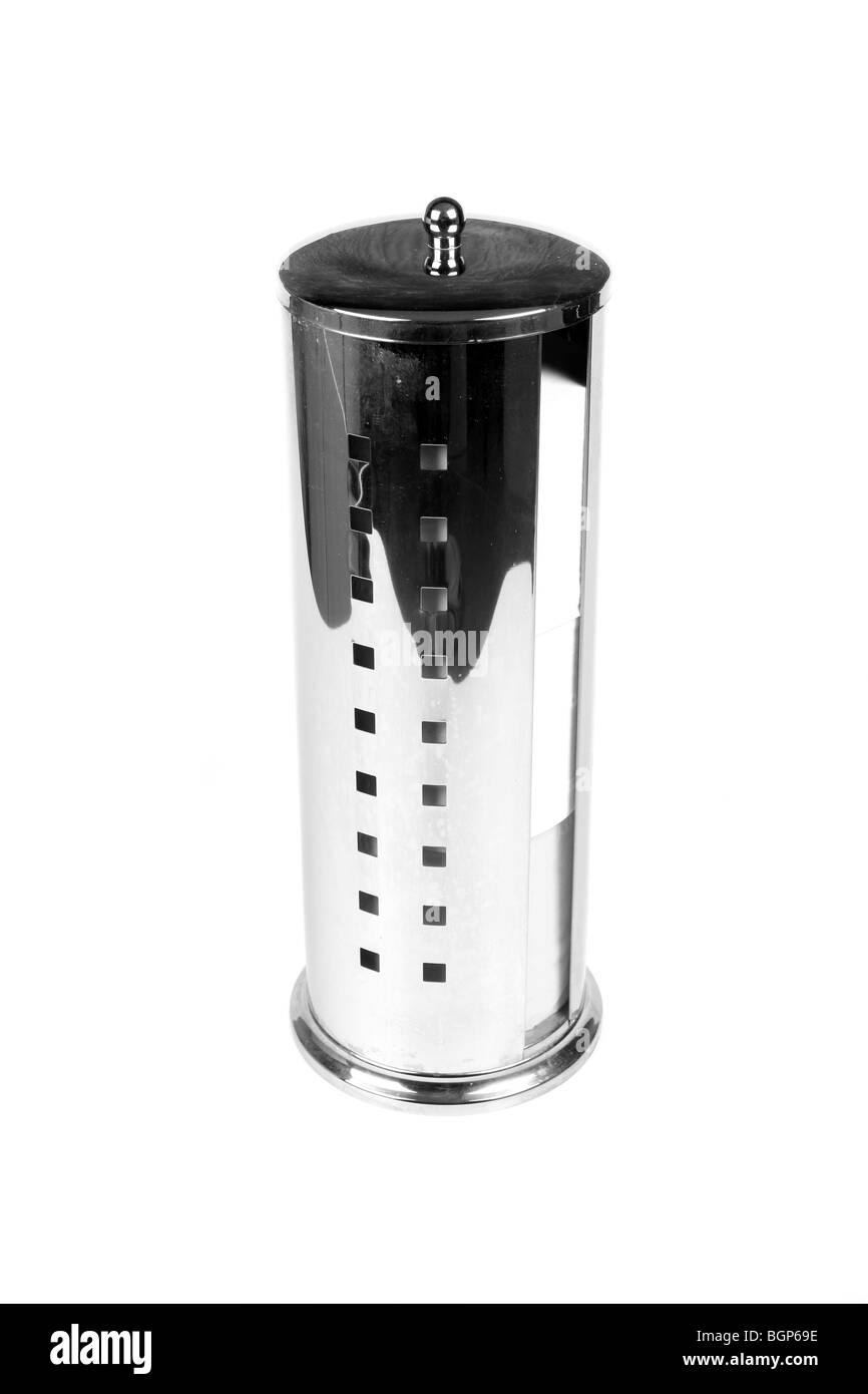 Distributeur papier WC en acier inoxydable sur un fond blanc. Banque D'Images