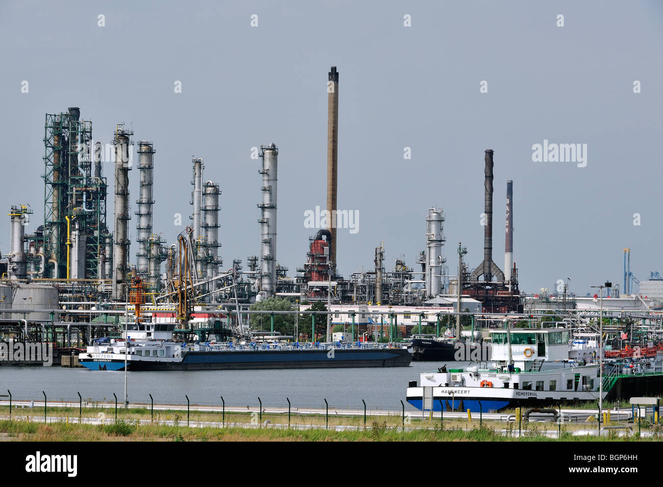 Dans les navires à quai à la raffinerie de pétrole de l'industrie pétrochimique du port d'Anvers, Belgique Banque D'Images