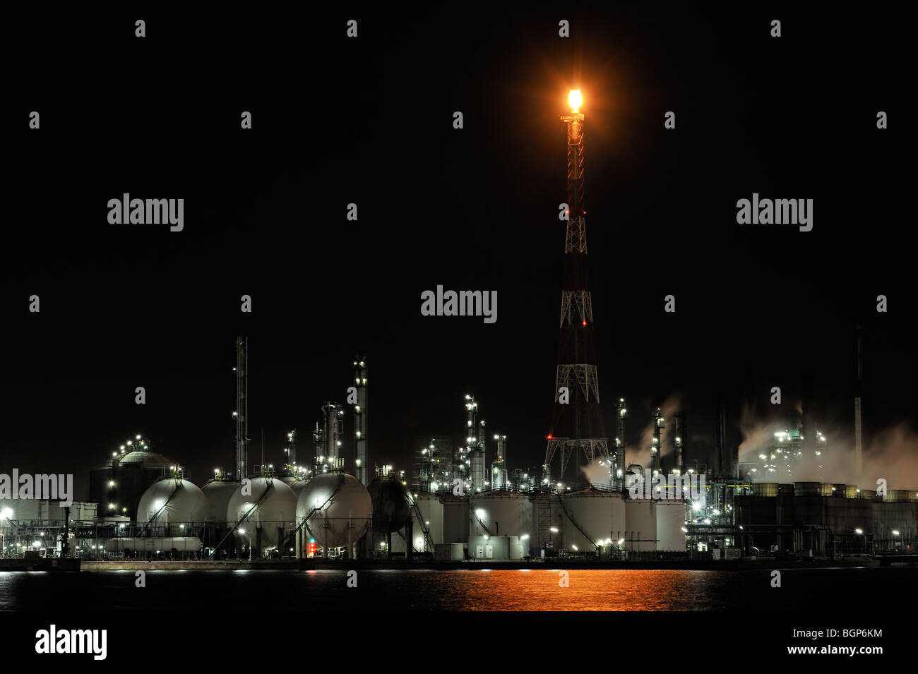 Pylône avec flamme de gaz de combustion à des raffineries de pétrole de l'industrie pétrochimique au port d'anvers la nuit, Belgique Banque D'Images