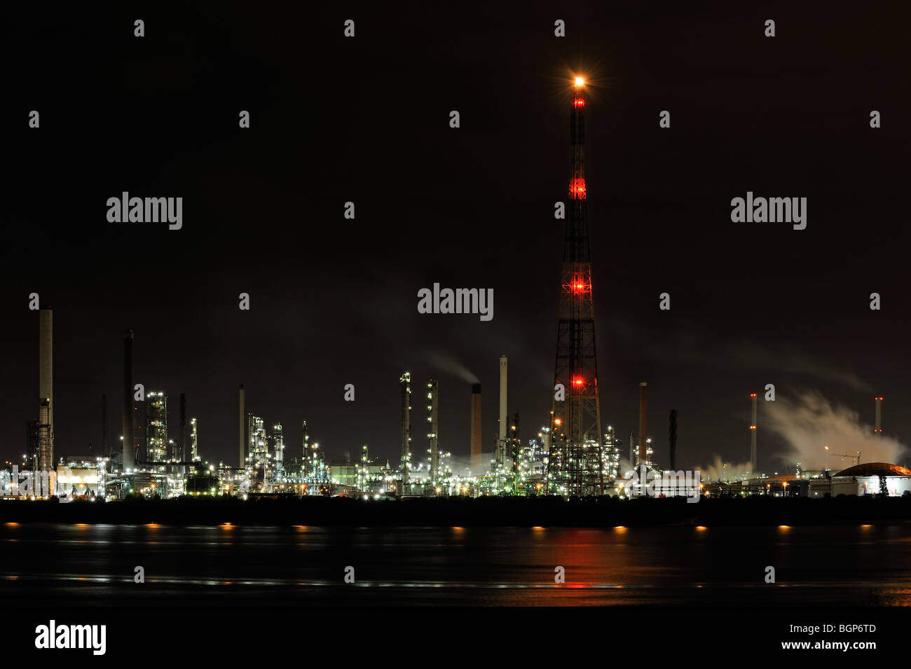 Raffinerie de pétrole de l'industrie pétrochimique au port d'anvers la nuit, Belgique Banque D'Images