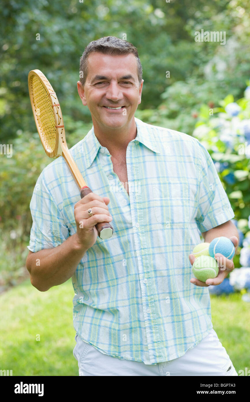 Portrait of a young man holding une raquette de tennis et de boules Banque D'Images