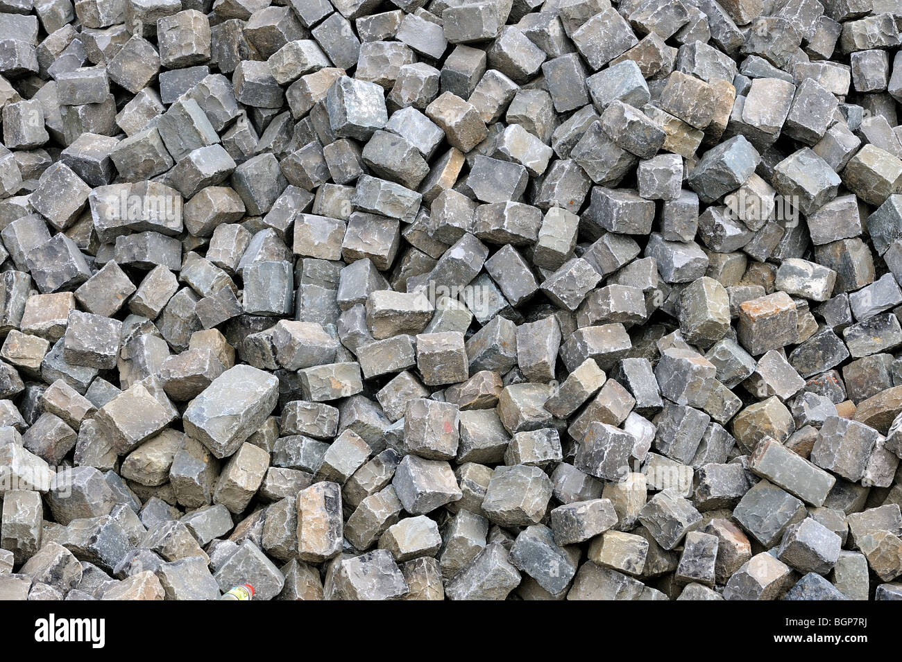 Tas de pierres galets comme matériau de construction pour la route d'asphaltage Banque D'Images