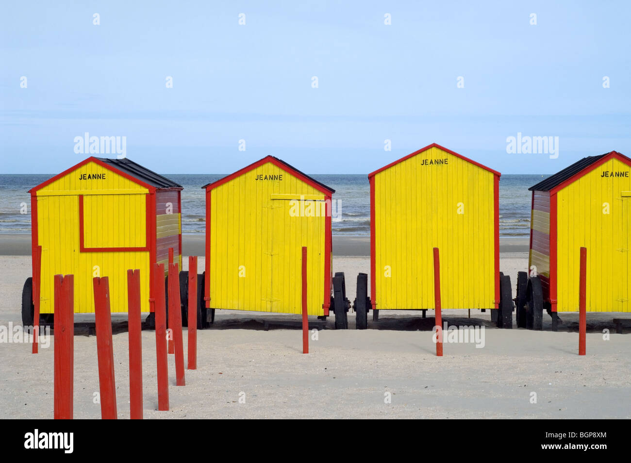 Rangée de cabines de plage à rayures colorées sur roues le long de la côte de la mer du Nord de De Panne, Belgique Banque D'Images