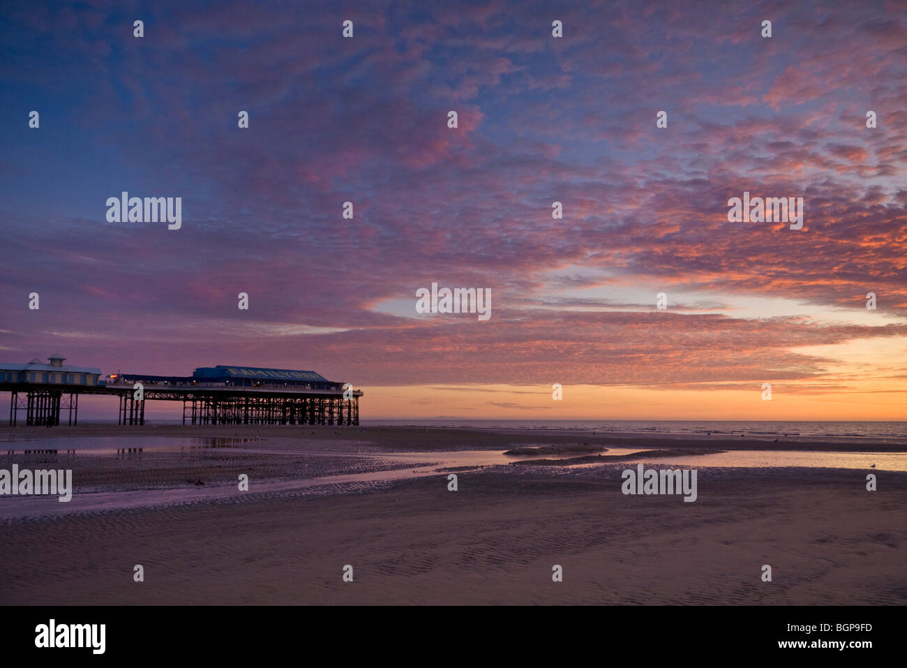 Coucher du soleil à Blackpool Central Pier et plage à marée basse Blackpool Lancashire England GB UK EU Europe Banque D'Images