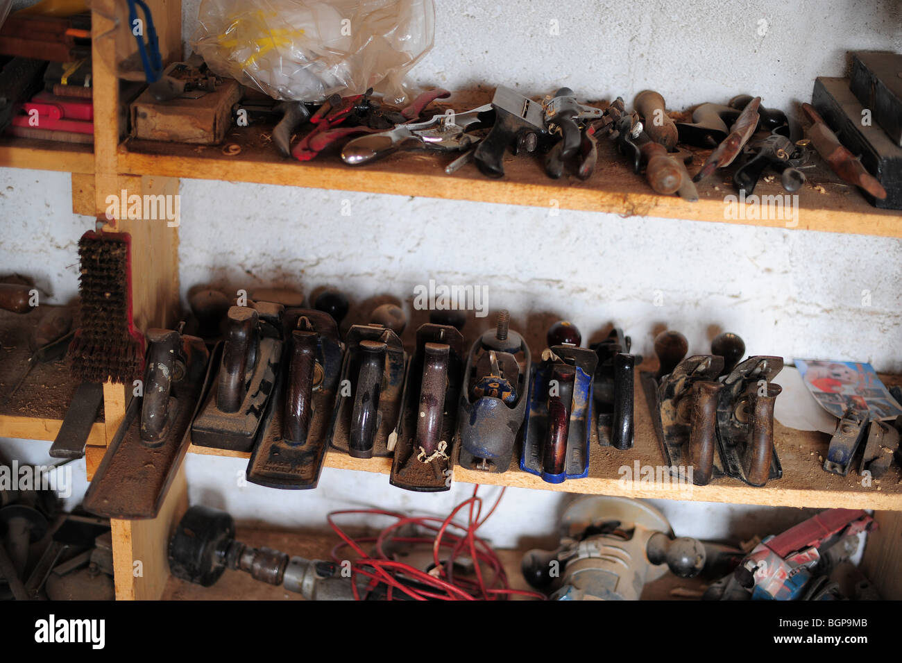 Des étagères pleines de plans de travail en bois, dans un atelier de travail charrons. Banque D'Images