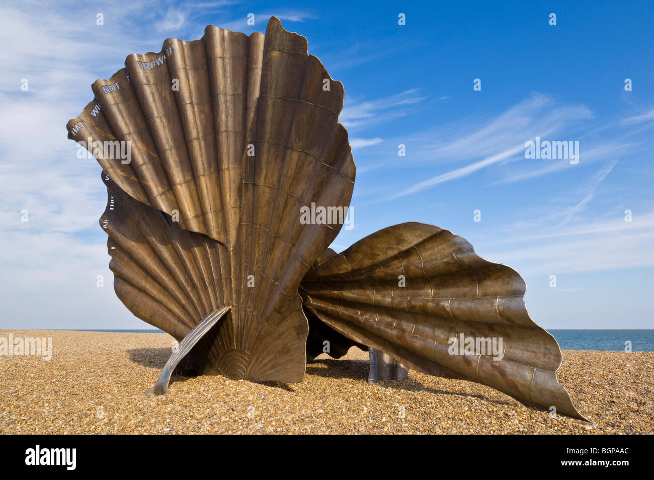 La plage d'Aldeburgh au pétoncle coquille Saint-Jacques steel sculpture par l'artiste Maggi Hambling Aldeburgh beach East Anglia Suffolk Angleterre UK GO Europe Banque D'Images