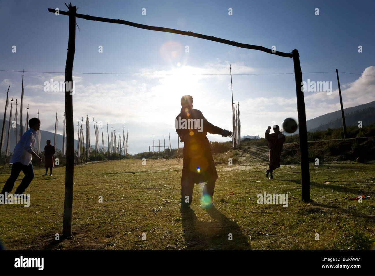 Les garçons jouent au football, Paro, Bhoutan Banque D'Images