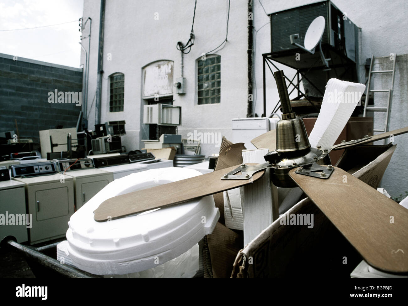 Déchets entassés dans une ruelle dans le Nebraska. Banque D'Images