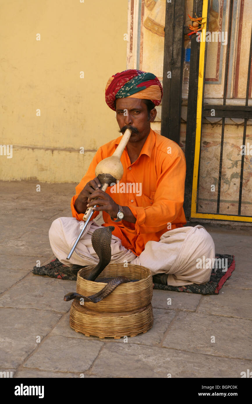 Charmeur de serpent indien, à l'intérieur du City Palace à Jaipur, Inde. Banque D'Images