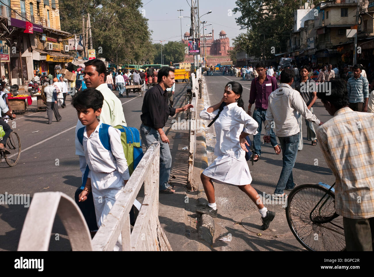 Les piétons traversant la centrale de réservation de Chandni Chowk. Scène de rue animée, Old Delhi, Inde Banque D'Images