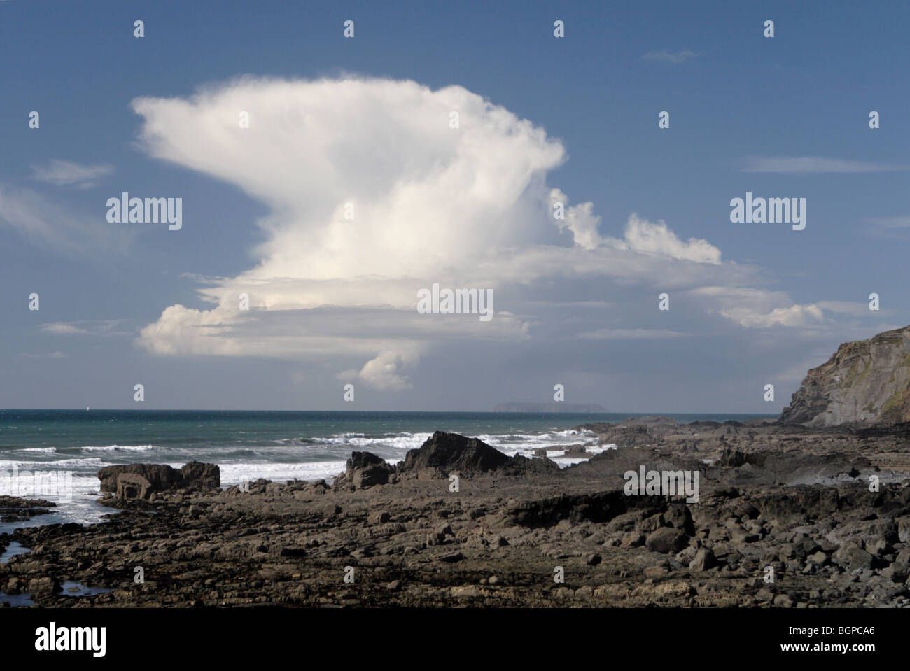 Nimbus cloud sur les roches à marsland bouche sur la frontière Cornwall Devon Banque D'Images