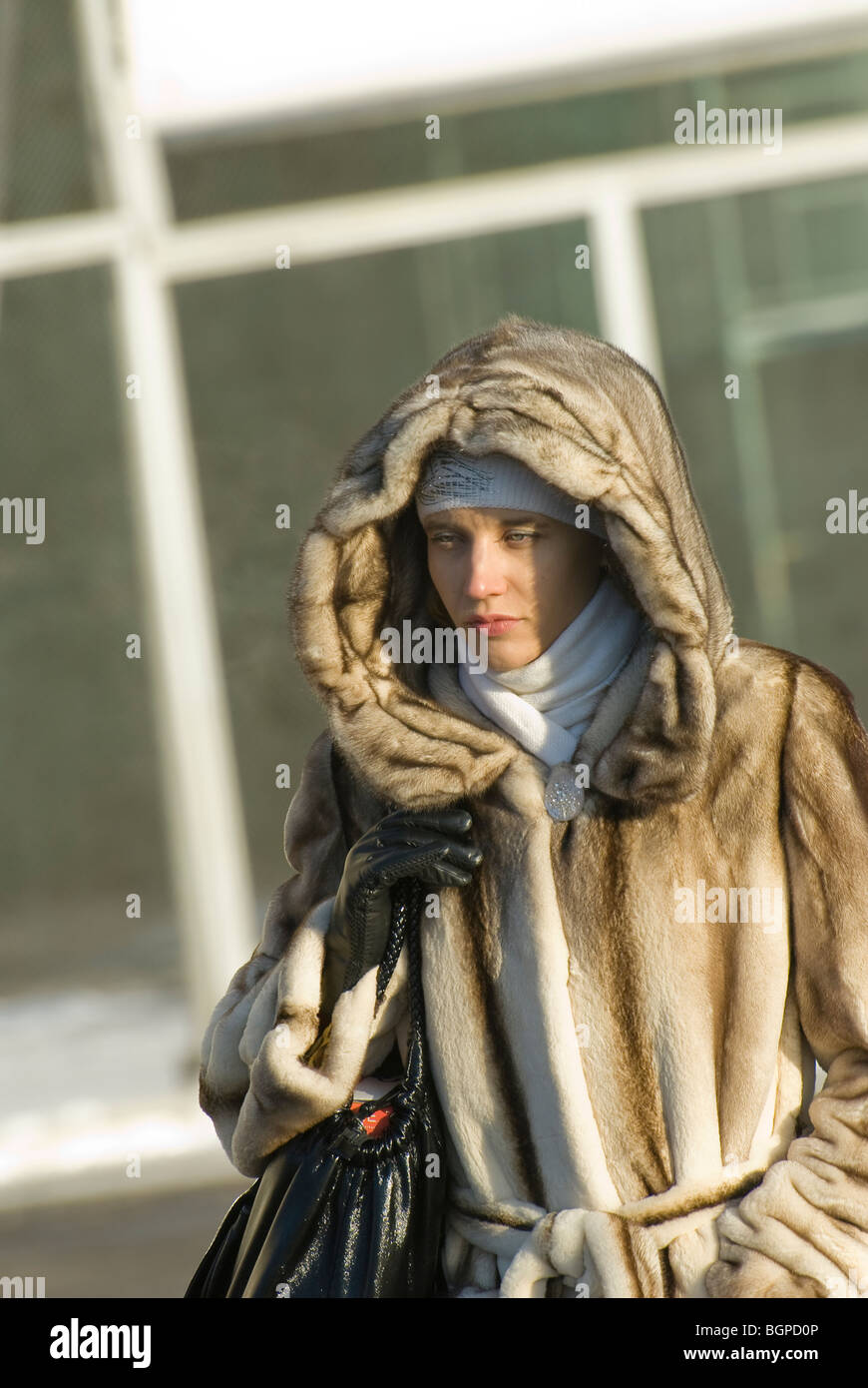 Une belle jeune femme russe en manteau de fourrure Photo Stock - Alamy