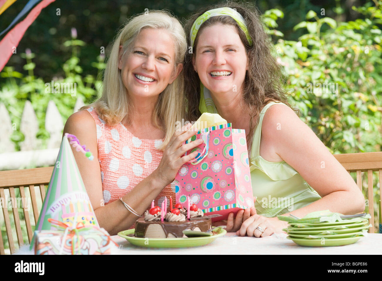 Femme mature célèbre son anniversaire avec son amie Banque D'Images