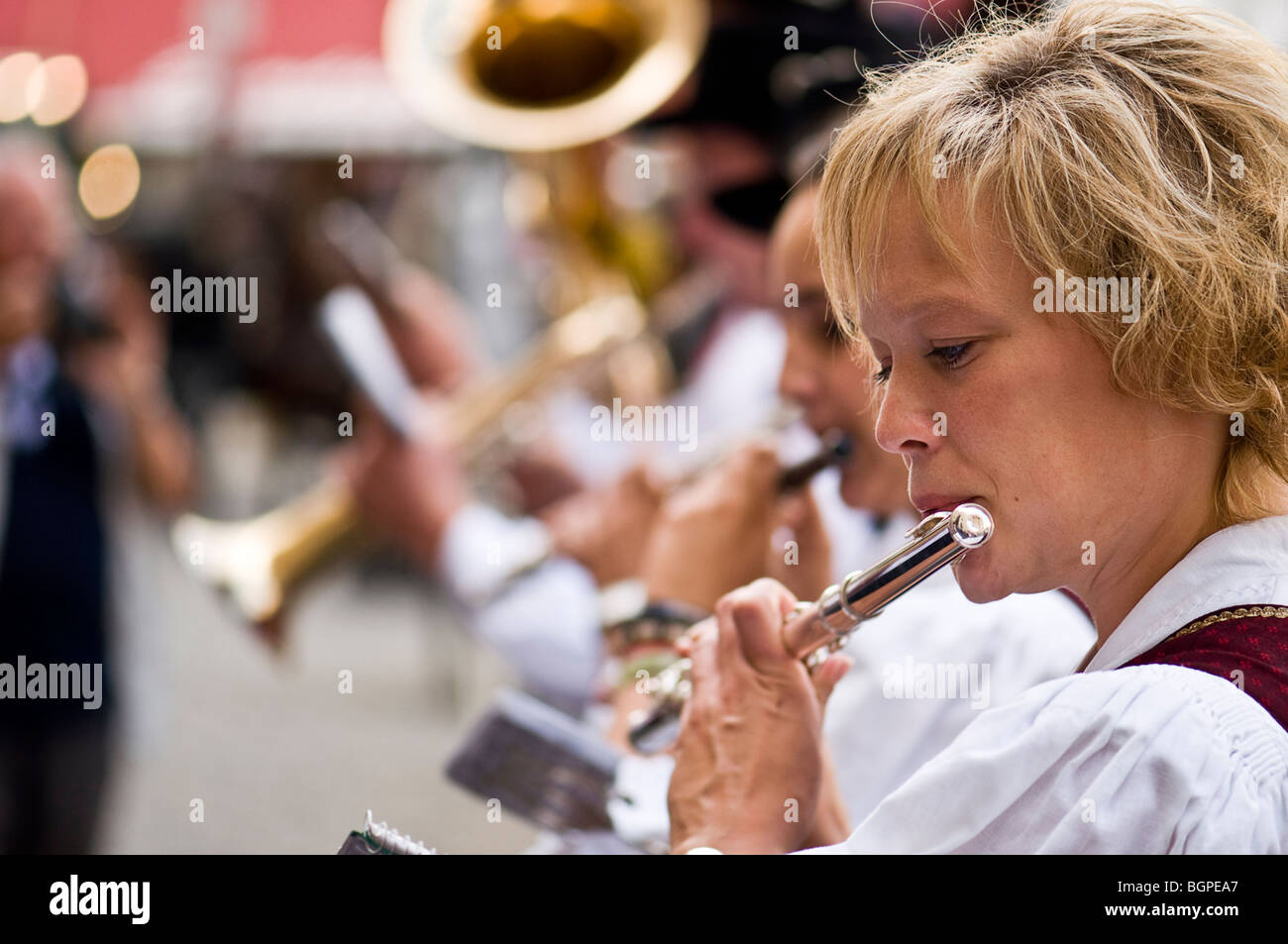 Dame jouant la flûte dans un Autrichien Oompah Band, Vienne, Autriche. Banque D'Images