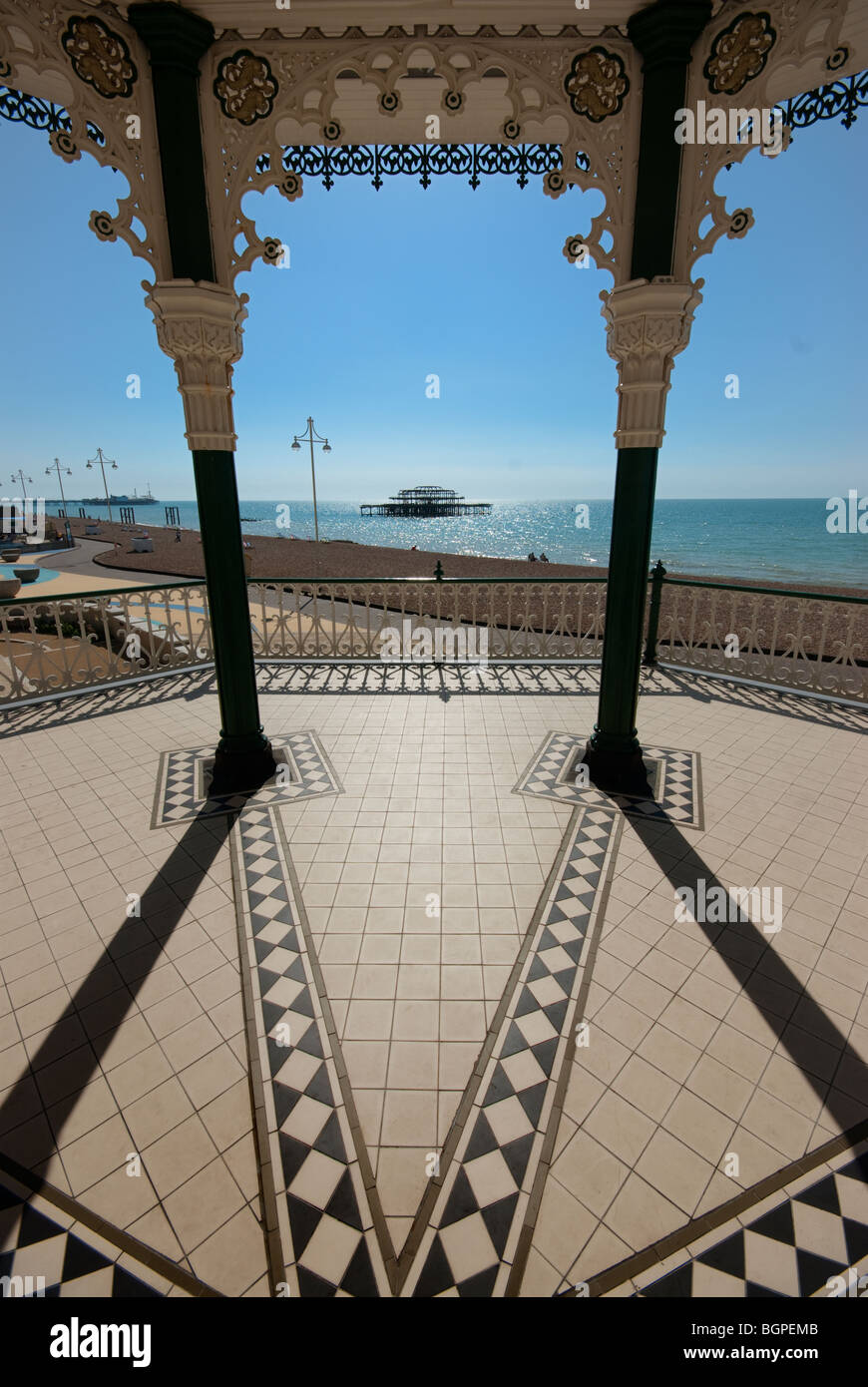 Vue de l'abandon de Brighton West Pier du Kiosque récemment rénové sur le front de mer de Brighton Banque D'Images