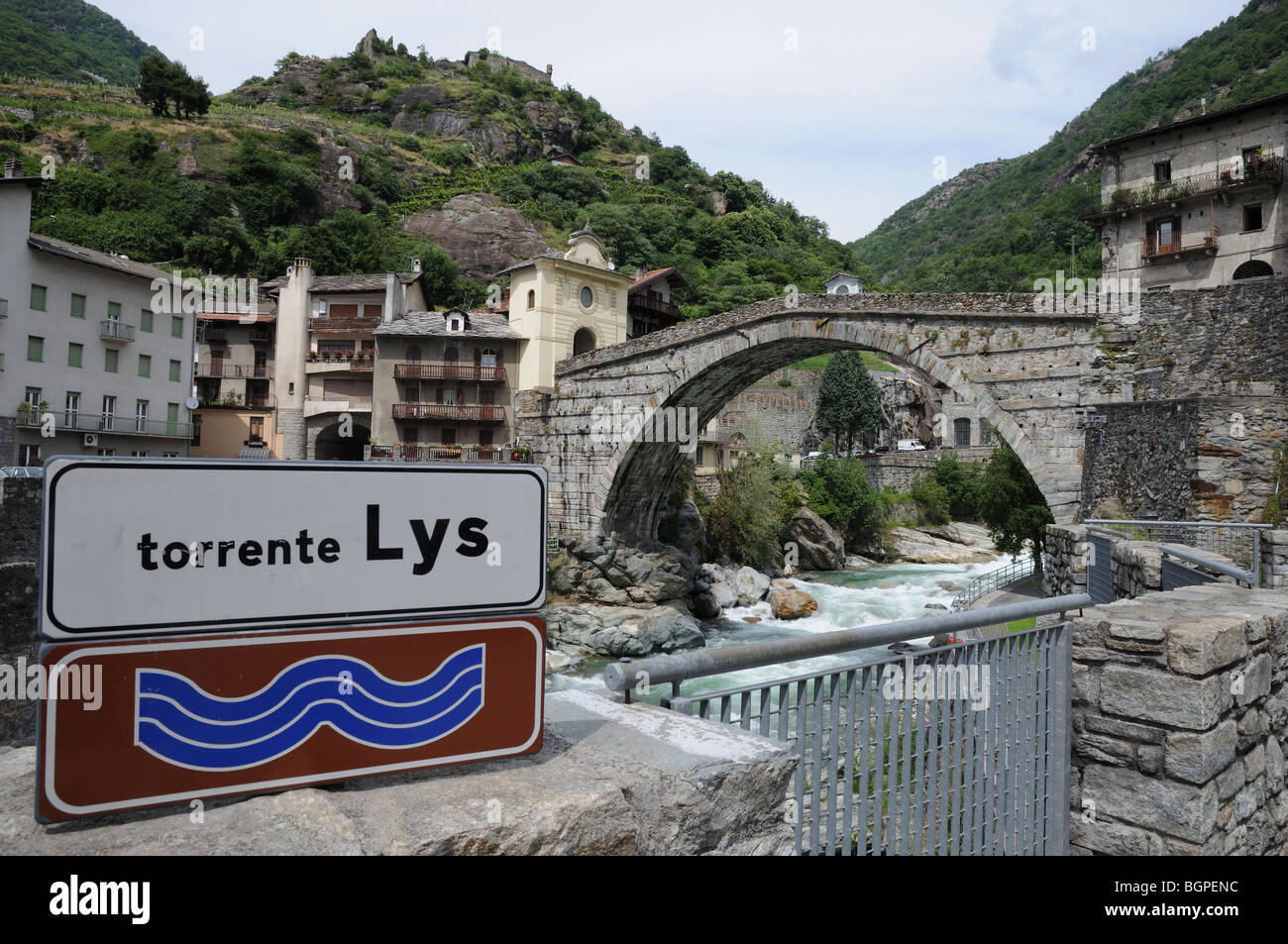 L'information graphique signe sur pont romain sur Torrente Lys Pont St Martin Vallée d'Aoste Italie Chapelle de St John à gauche Banque D'Images