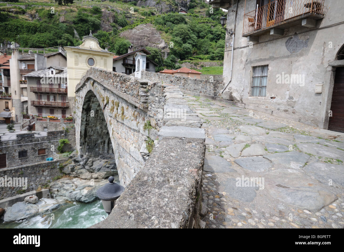 Pont romain sur torrente Lys Pont St Martin Vallée d'Aoste Italie montrant des pavés de la chaussée romaine Banque D'Images