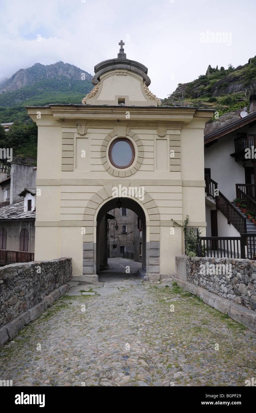 Chapelle de Saint Jean Nepomucene garde pont romain sur torrente Lys dans Pont St Martin Vallée d'Aoste Italie Banque D'Images