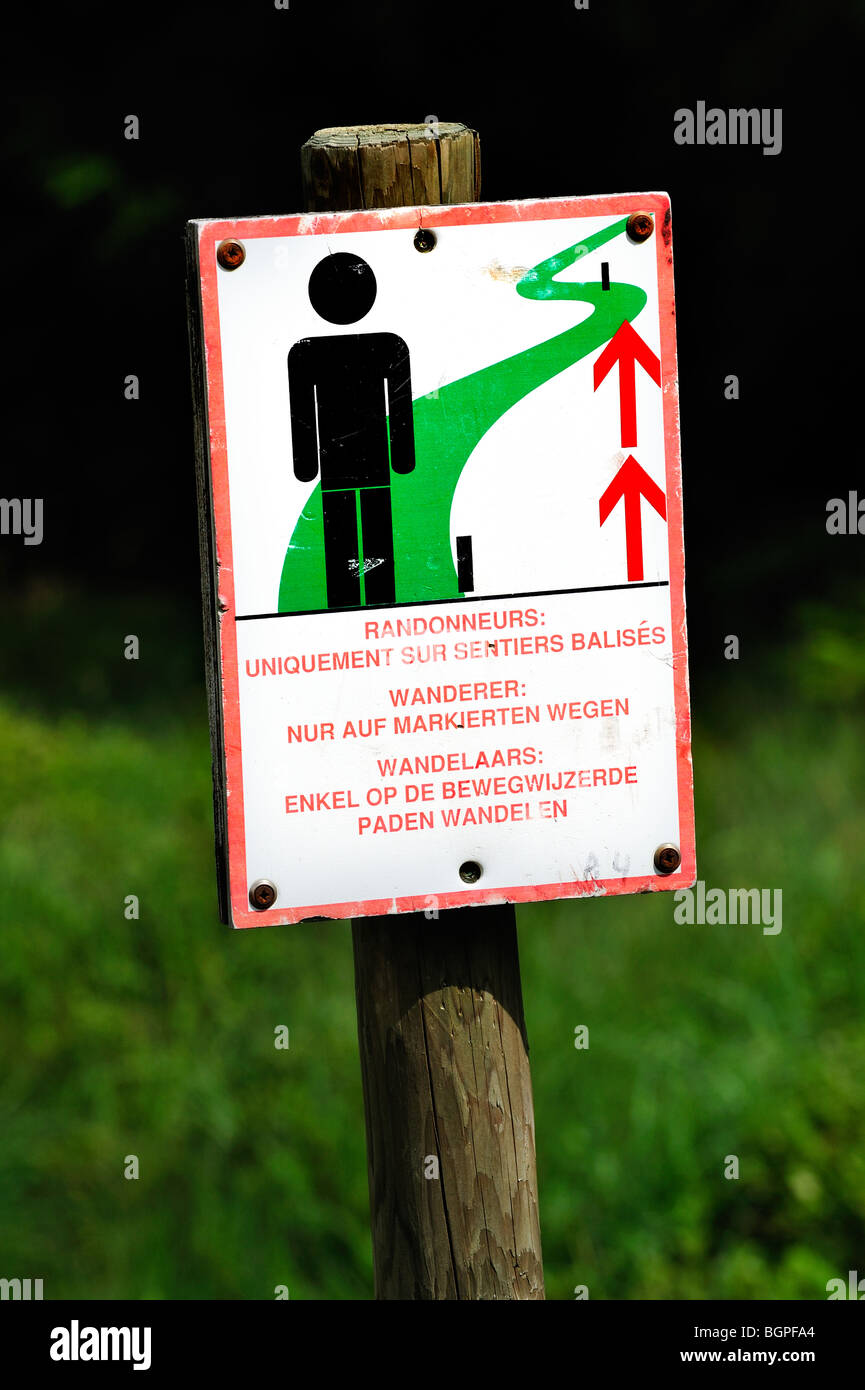 Panneau d'avertissement pour les marcheurs dans la réserve naturelle des Hautes Fagnes / Hautes Fagnes, Ardennes Belges, Belgique Banque D'Images