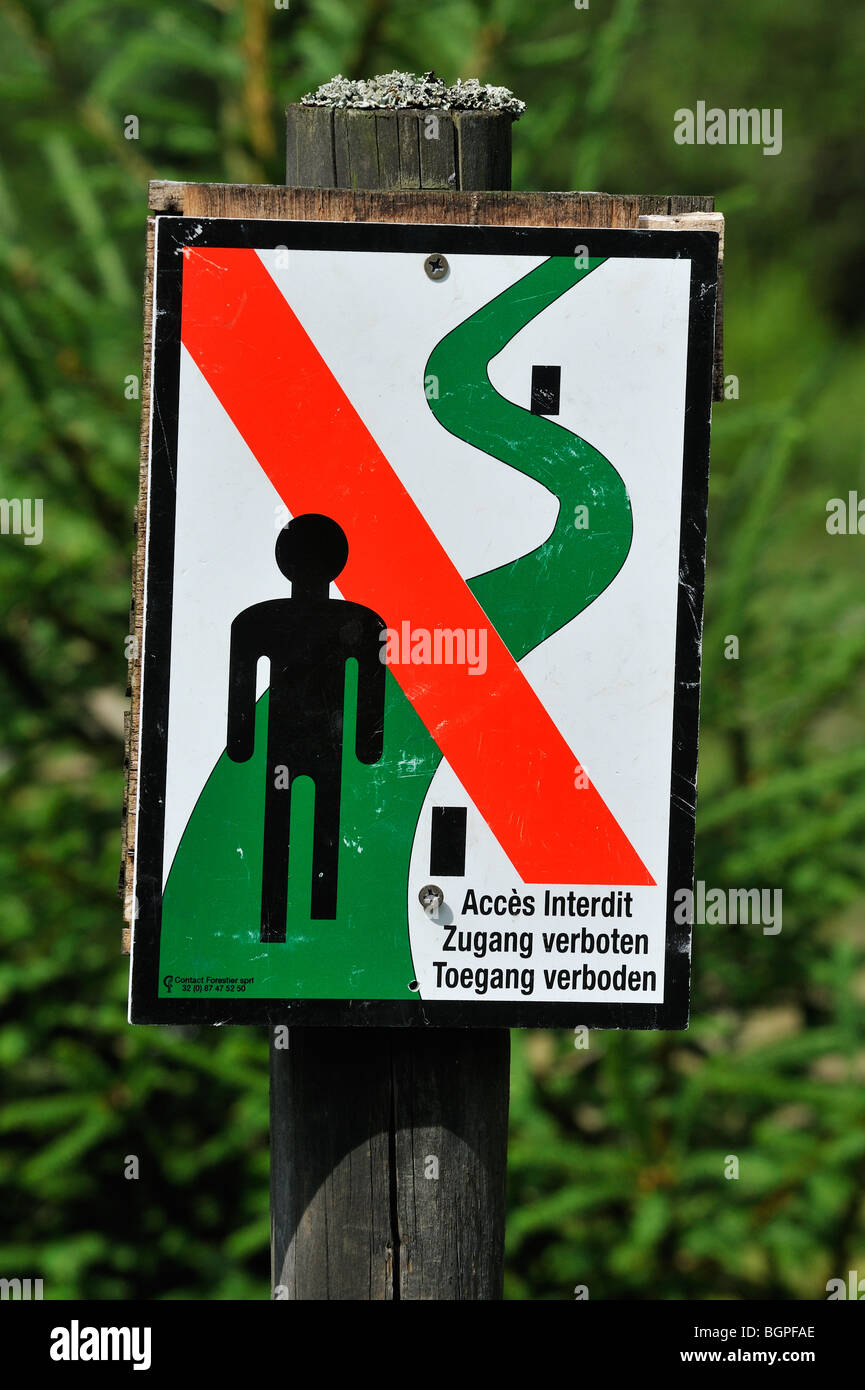 Panneau d'avertissement pour les marcheurs dans la réserve naturelle des Hautes Fagnes / Hautes Fagnes, Ardennes Belges, Belgique Banque D'Images