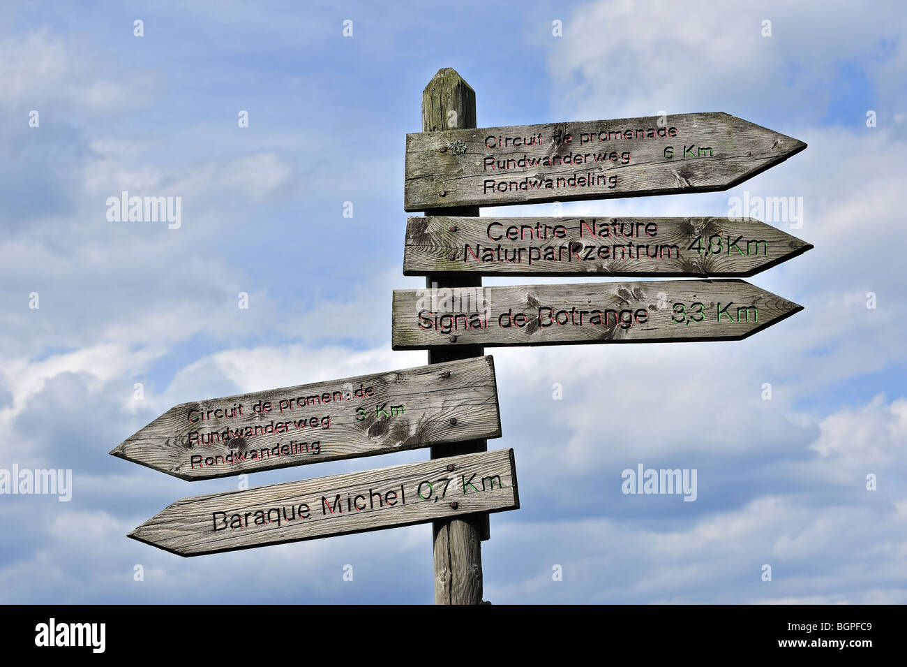 Panneau en bois pour les promeneurs dans les Hautes Fagnes / Hautes Fagnes, Ardennes Belges, Belgique Banque D'Images