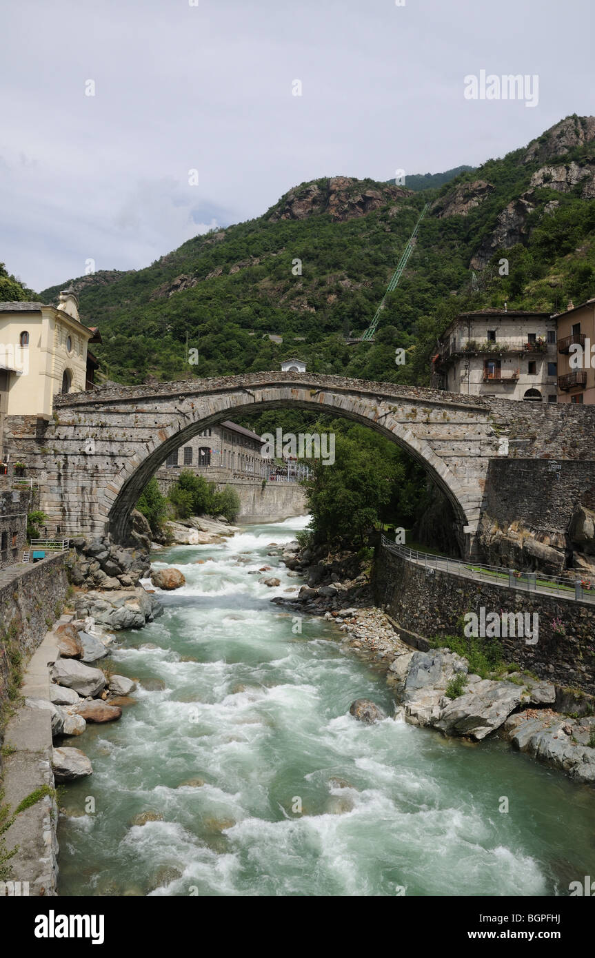 Pont romain sur torrente Lys Pont St Martin Vallée d'Aoste Italie Hydro-générateur vu sous le pont avec chapelle à gauche Banque D'Images