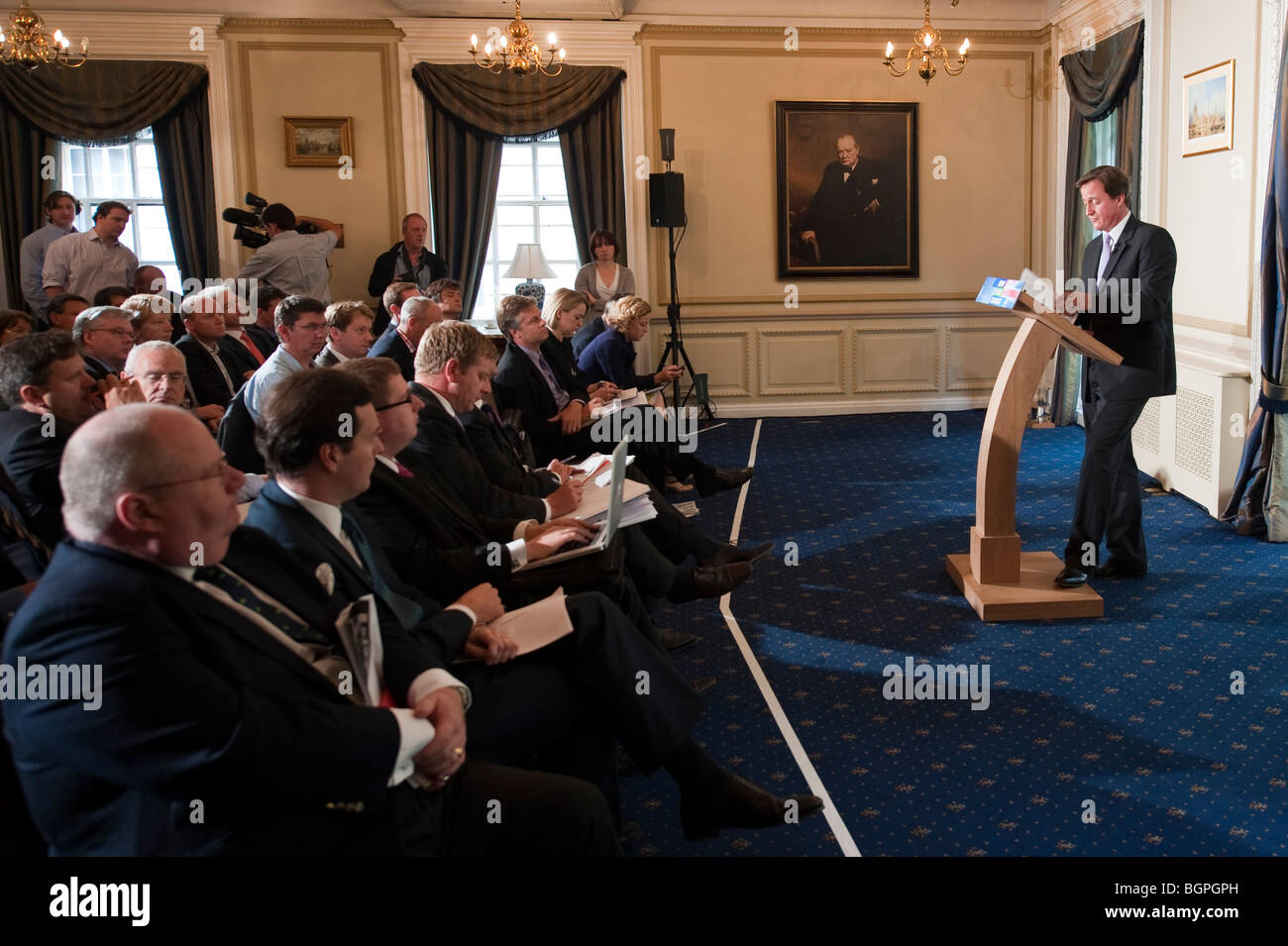 Le chef du parti conservateur David Cameron parle lors d'une conférence de presse Banque D'Images