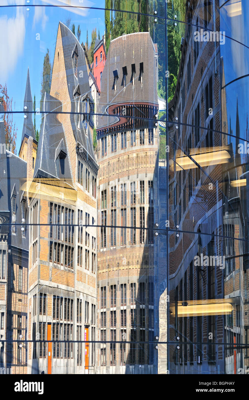 Reflet dans la façade en verre des bâtiments historiques à la Cour des mineurs, Liège, Belgique Banque D'Images