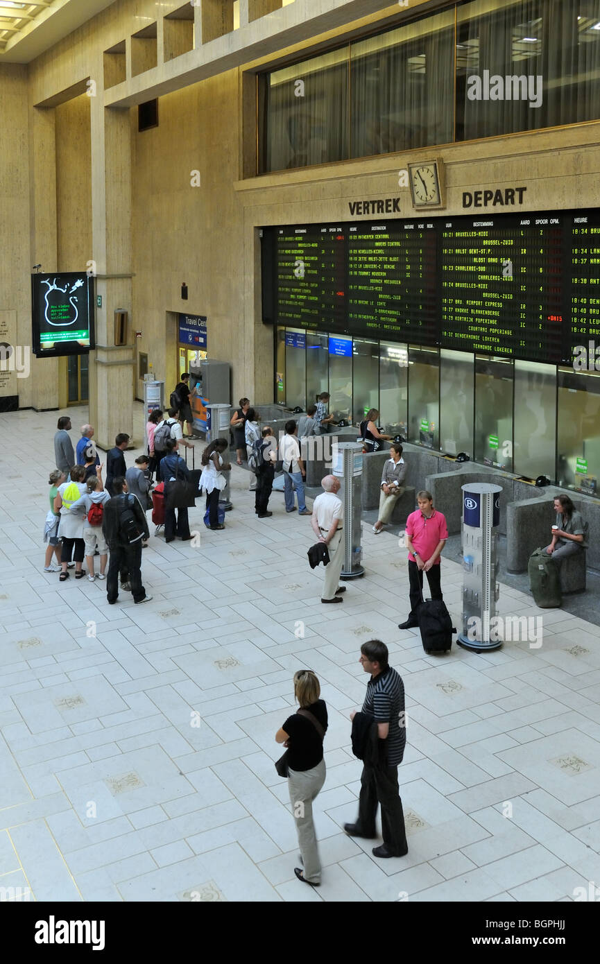 Les banlieusards dans le hall de départ de la gare centrale de Bruxelles, Belgique Banque D'Images