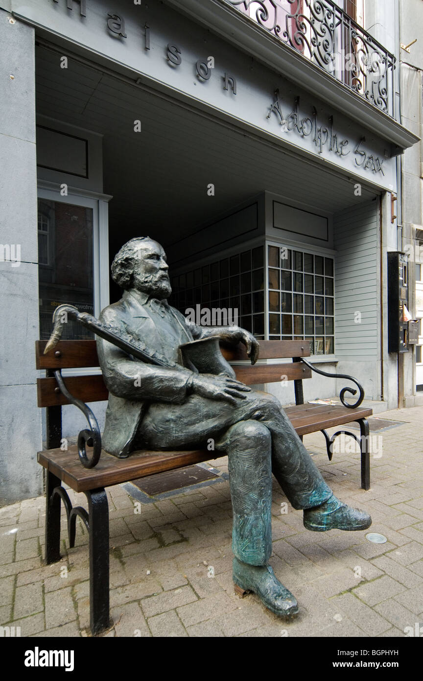 Statue d'Adolphe Sax, concepteur d'instruments de musique belge et de l'inventeur du saxophone, Dinant, Belgique Banque D'Images