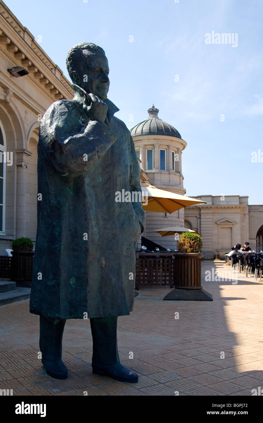 Sculpture en bronze du Roi Baudouin et le monde des galeries à station balnéaire Ostende le long de la côte de la mer du Nord, Belgique Banque D'Images