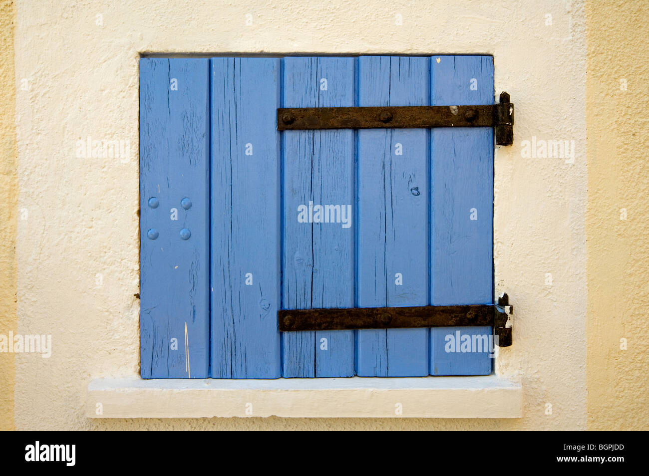 Stores d'en bois bleu / volets aux fenêtres de maison traditionnelle, Banon, Alpes de Haute Provence, Provence, France Banque D'Images