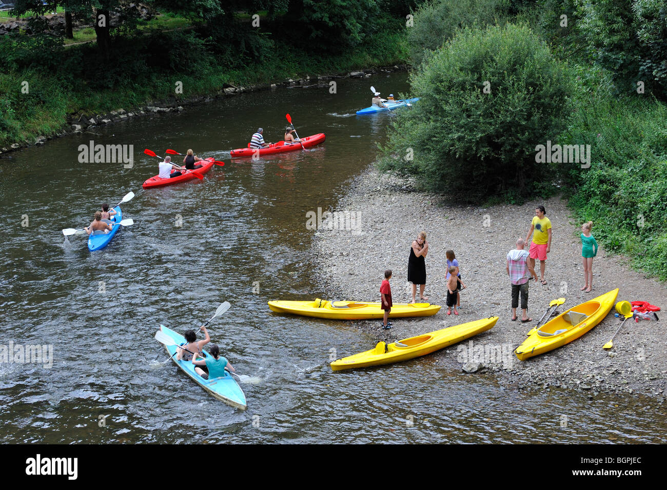 Canoë / Kayak Canoë / kayak / kayaks colorés en canot sur la rivière Lesse  dans les Ardennes Belges, Belgique Photo Stock - Alamy