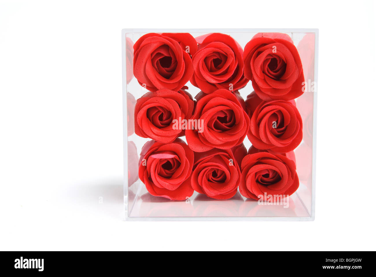 Roses rouges artificielles dans un coffret plastique Banque D'Images