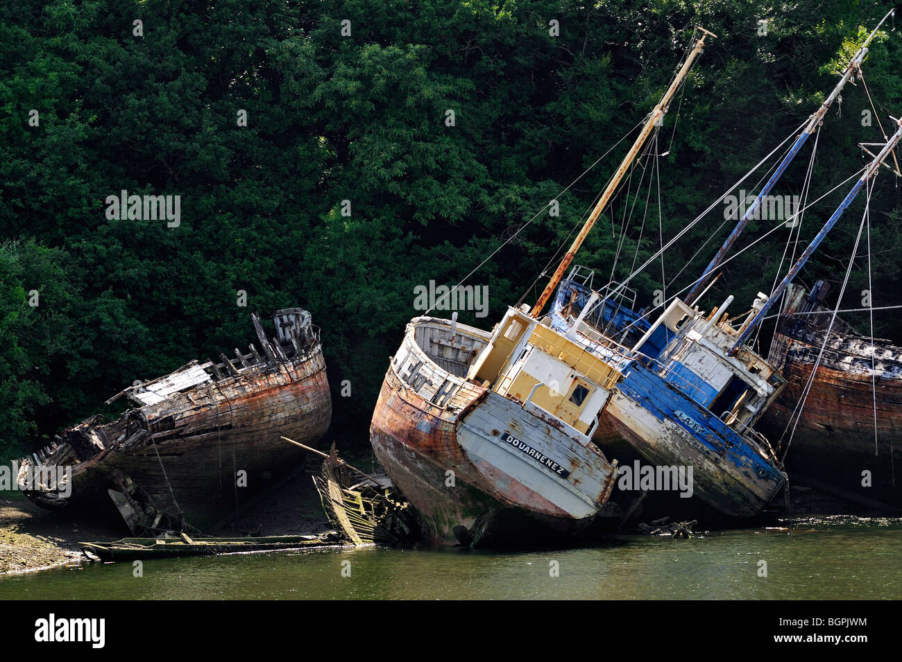 Bateaux de pêche échoués dans le port de Douarnenez, Bretagne, France Banque D'Images