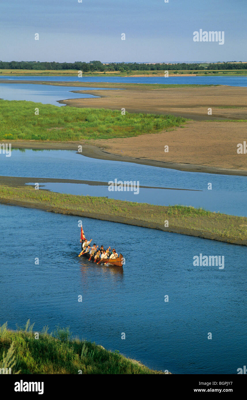 Type de voyageurs de Pagaie canoë sur la rivière Missouri, près de Washburn, Dakota du Nord, USA Banque D'Images