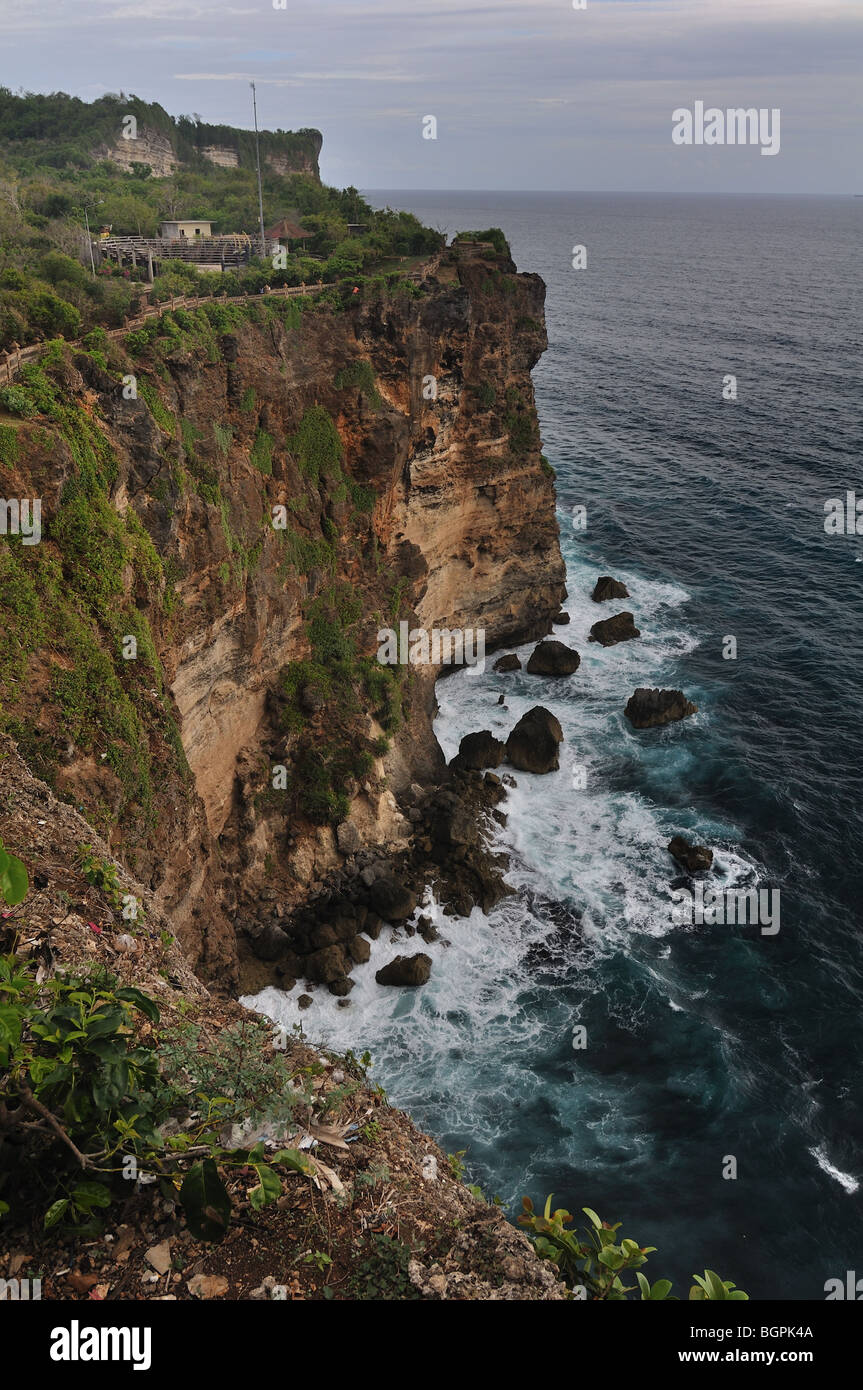 Temple d'Uluwatu à Bali, trouvés au bord de la haute falaise mer Banque D'Images