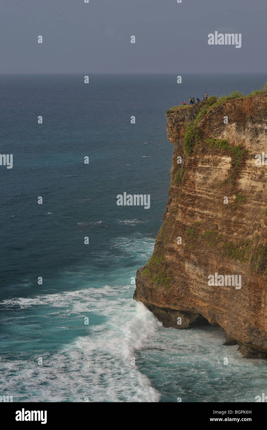 Temple d'Uluwatu à Bali, trouvés au bord de la haute falaise mer Banque D'Images