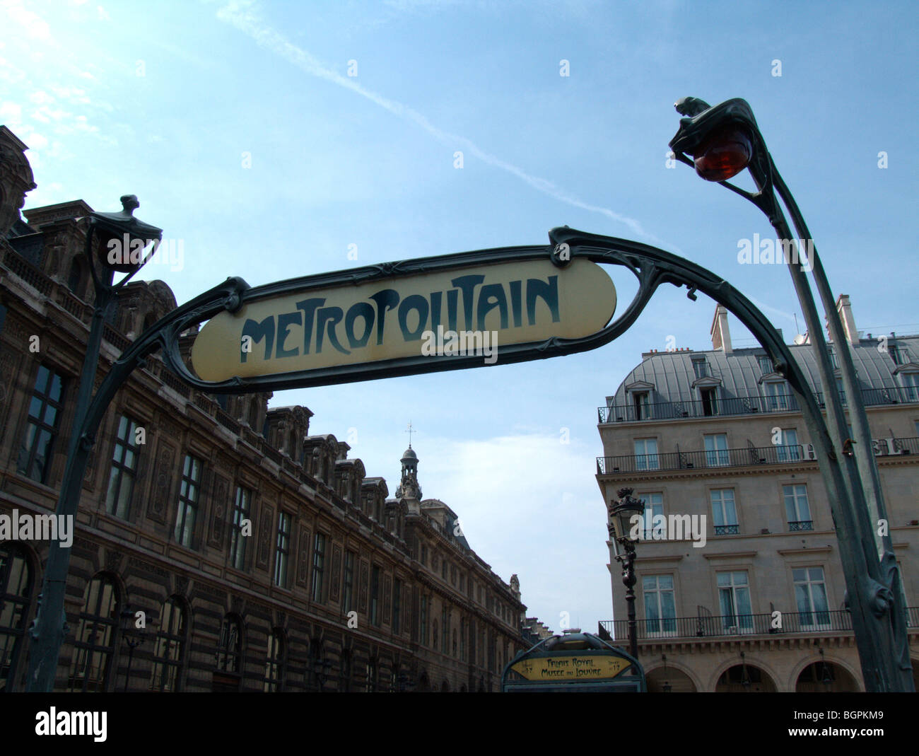 Art Nouveau signe de métro classique par Hector Guimard (ch. 1900). Métro Place Vendôme. Paris. France Banque D'Images