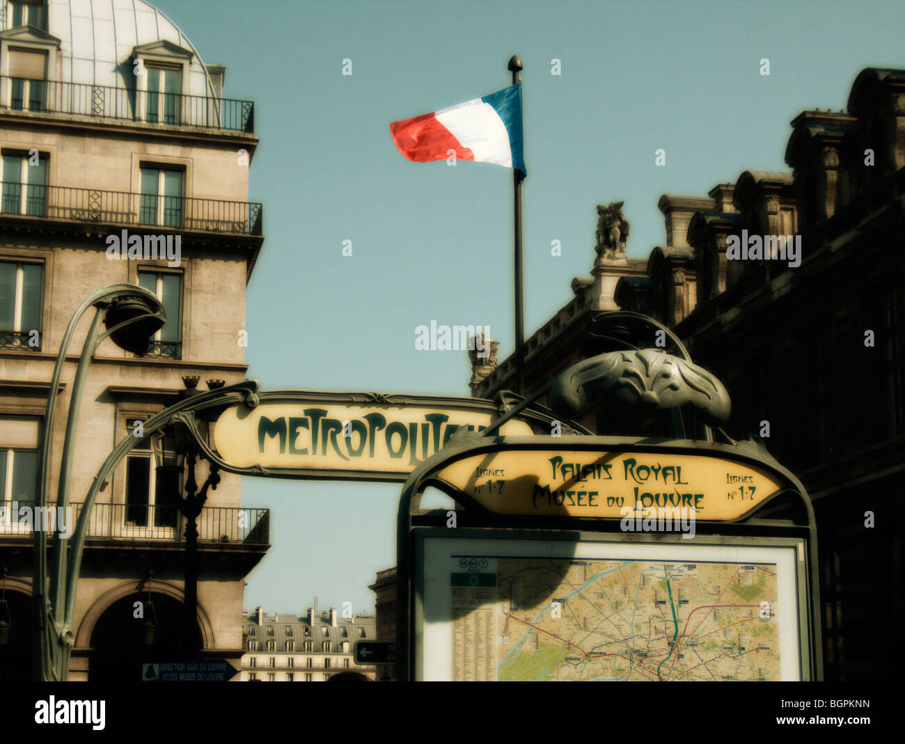 Art Nouveau signe de métro classique par Hector Guimard (ch. 1900). Métro Palais Royal. Paris. France Banque D'Images