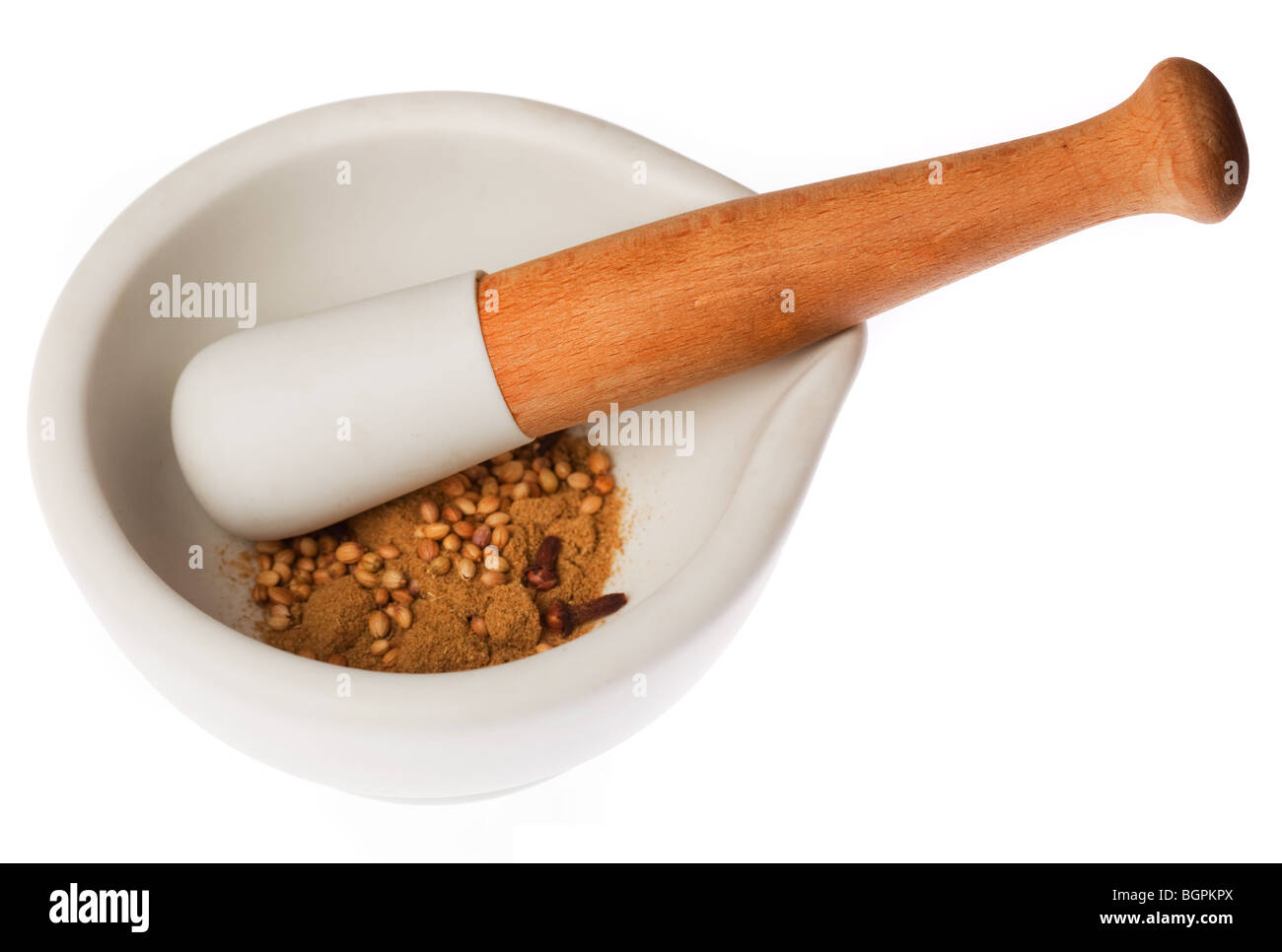 L'aide d'un pilon et mortier contenant des épices Banque D'Images