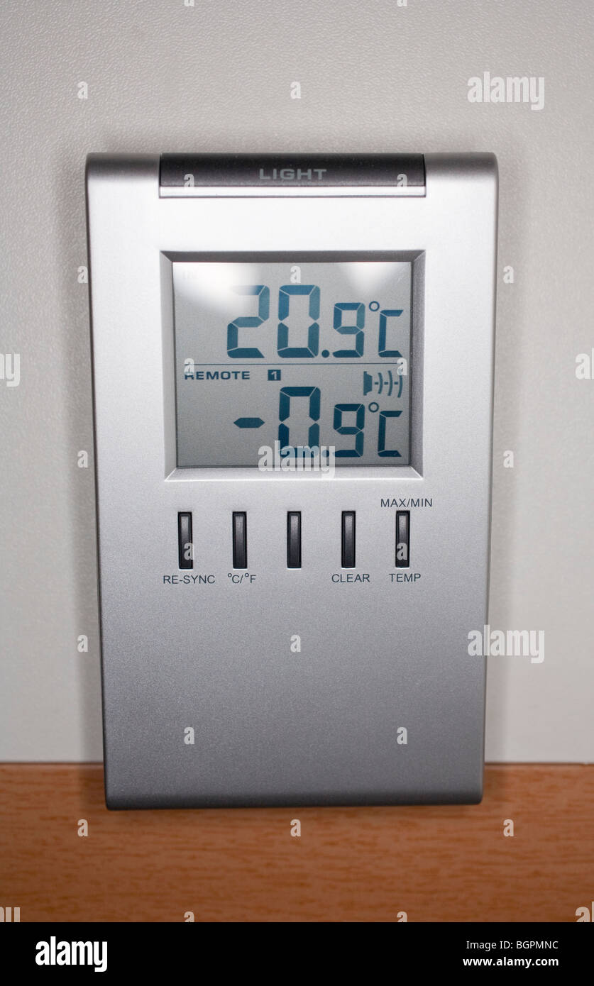 Thermomètre numérique avec affichage LCD montrant l'intérieur et à  l'extérieur température via la jauge à distance Photo Stock - Alamy