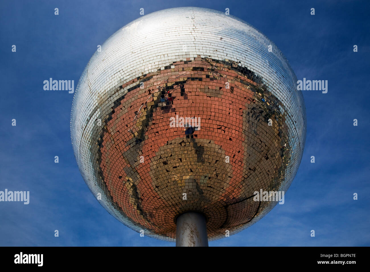 Boule miroir géant sur la promenade sud de Blackpool Banque D'Images