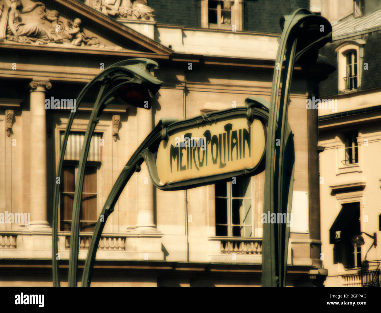 Art Nouveau signe de métro classique par Hector Guimard (ch. 1900). Métro Palais Royal. Paris. France Banque D'Images